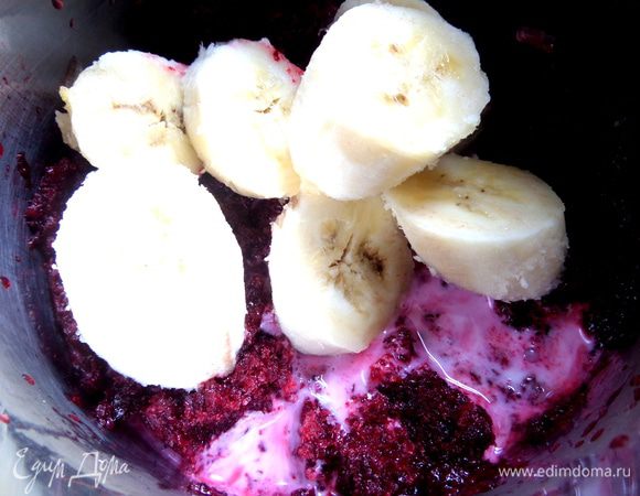 Туда же банан кружочками.