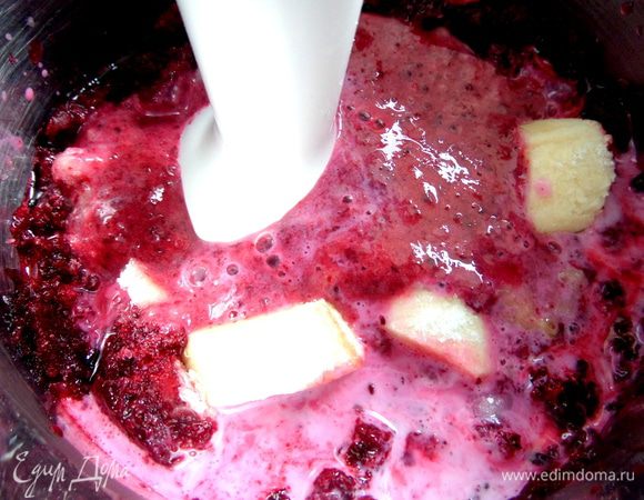 Взбиваем блендером. Отправляем в морозилку. Когда по краям мороженое схватится, снова взбить (для более равномерной заморозки) и теперь разложить по формочкам (можно использовать силиконовые для маффинов). Заморозить до конца.