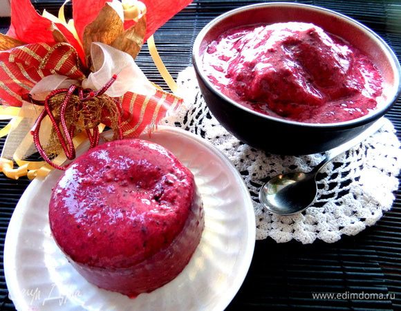 При подаче перевернуть формочку на блюдце и подать слегка подтаявшим.