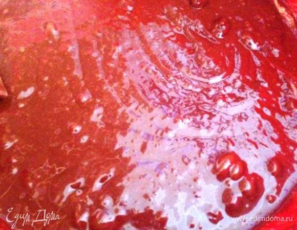 Соединить шоколадную и яичную смеси, тщательно перемешав, чтобы шоколад не остался на дне.