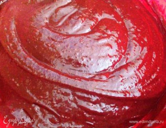 Просеять муку в шоколадную смесь, тщательно перемешивая.