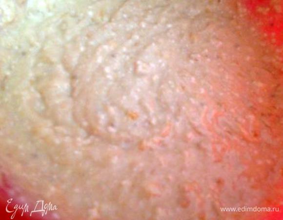 Для творожно-бананового теста соединить творог, яйца, сахар и бананы (напоминаю, что от себя я добавила еще и муку) и взбить все вместе в блендере.
Так как блендера у меня нет, то я пюрировала банан вилкой, а затем все вместе взбила миксером. Поэтому у меня просматриваются комочки банана, но при выпечке тесто все равно станет однородным.