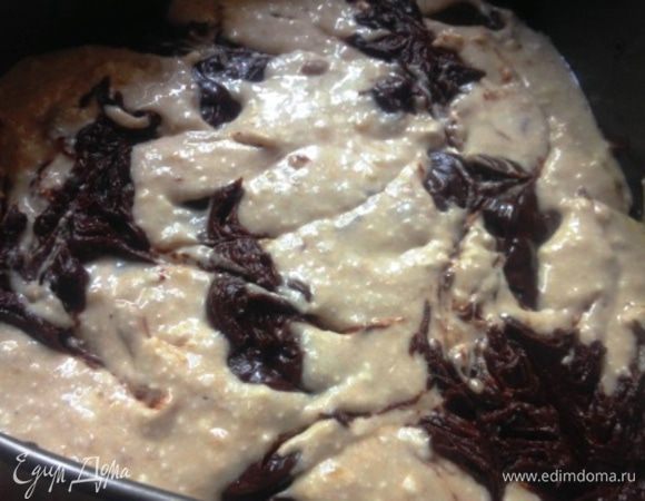 Далее шпажкой или зубочисткой нарисовать по тесту несколько произвольных волн, немного как бы смешивая оба вида теста друг с другом.