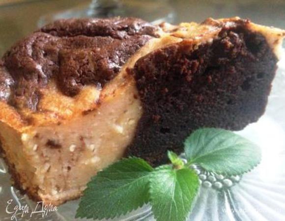 Дать остыть, вынуть из формы. Нарезать и вкушать.
Говорят, что из холодильника пирог даже вкуснее. Не знаю, я только что испекла, мне он и теплым нравится!
Очень выраженный вкус и шоколада, и творога! Банан тоже чувствуется! Ммм...