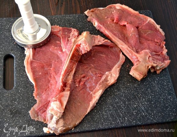 Разложите и как следует отбейте мясо с обеих сторон.