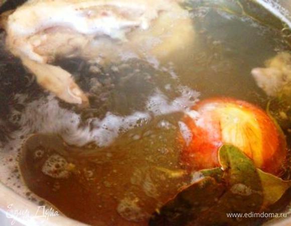 В кипящий куриный бульон отправить нарезанный кубиками картофель и, по желанию, луковицу (я кладу не чищенную, срезая только немного верх и низ и убирая верхнюю, самую страшную шелуху. Это для красивого золотистого цвета бульона). Либо же луковицу можно будет позже пассировать на сковороде вместе с морковкой.
Также я не вынимаю курицу из готового бульона (разве что, если она мне нужна для других целей) и продолжаю томить ее на протяжении всего процесса варки супа. Знатоки, наверное, затопчут меня тапками, но мне так нравится - тогда курочку можно есть чуть ли не вместе с костями.
Также в бульончик я люблю класть пару листиков лаврушки и несколько горошков душистого перца, но это факультативно.