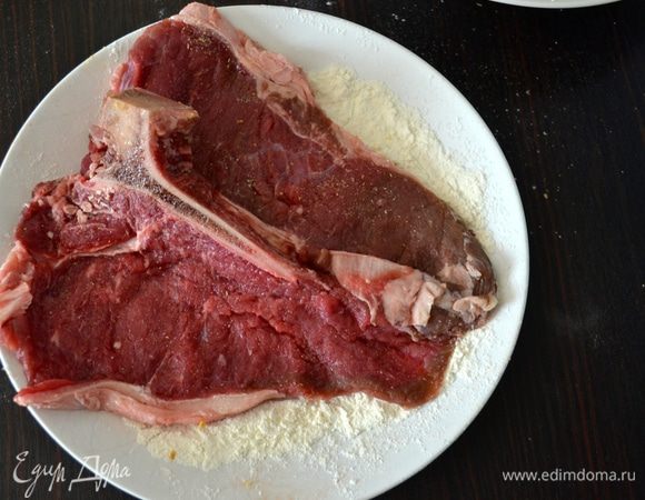 Приготовьте три тарелки. В первую насыпьте муку, во вторую разбейте яйца и слегка взболтайте вилкой, в третью насыпьте панировочные сухари. Каждую отбивную обваляйте с обеих сторон сначала в муке (стряхните излишки муки).