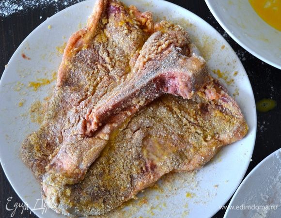 Затем в яйце и следом в панировочных сухарях, как следует приминая отбивную, чтобы панировка хорошо схватилась на мясе!