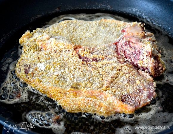 В большой сковороде разогрейте сливочное и растительное масло и обжарьте отбивные с обеих сторон примерно по 3 минуты! Посолите и поперчите по вкусу.