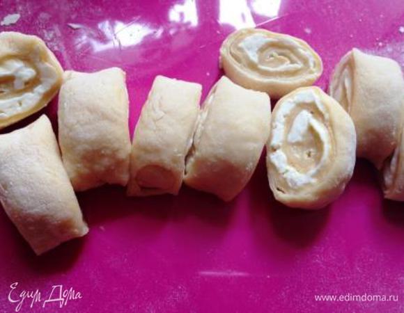 Скрутить в рулет и нарезать на небольшие кусочки.