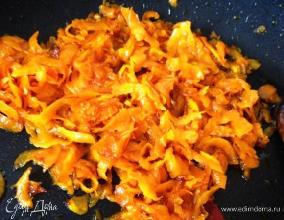 С бульона снять образовавшуюся пену, вынуть луковицу, лавровый лист и душистый горошек и утилизировать.
Добавить сырные рулетики.
Если вы еще не использовали луковицу - самое время ее очистить, нарезать и пассеровать на сковороде, добавив к ней морковь.
Если луковица уже украсила ваш бульон - тогда обжарить на сковороде только натертую на терке морковь и добавить в суп.