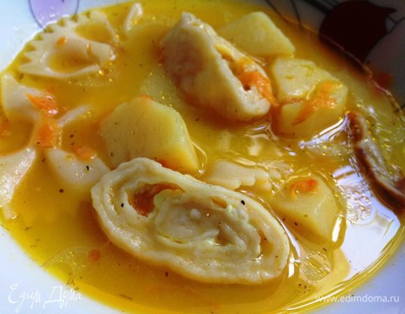 За пару минут до окончания варки супа, добавляем в него мелко нарезанную зелень, солим и перчим по вкусу.
В порыве вдохновения на этапе добавления рулетиков я положила в суп горсть "бантиков" (макароны). Уж не вспомню, с чем это было связано - возможно, захотелось разнообразия или показалось, что рулетиков мало, или, что так будет еще красивее... Уж точно я не пыталась заменить ими зелень )))
В общем, на "бантики" можно внимания не обращать!