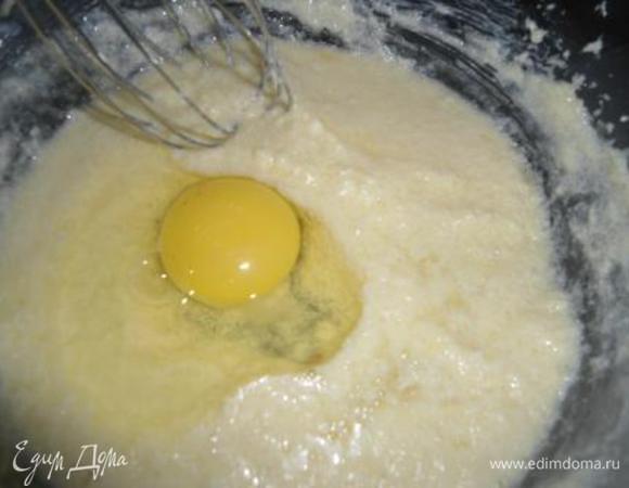 Духовку разогреть до 180 градусов.
Размягченное сливочное масло взбить миксером с ванильным и обычным сахаром. Не прекращая взбивать добавить по 1 все яйца и сметану.