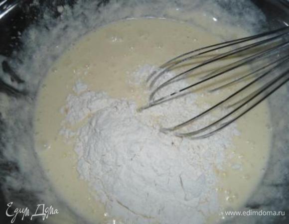 Муку смешать с разрыхлителем и ввести в тесто, перемешать.