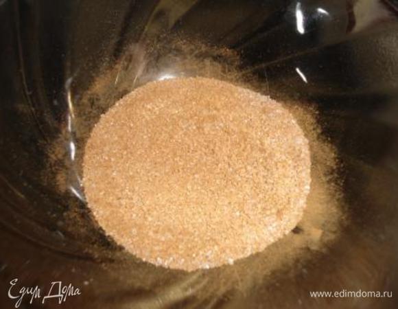 Сливы вымыть, удалить косточки и разрезать пополам.
Корицу смешать с сахаром.