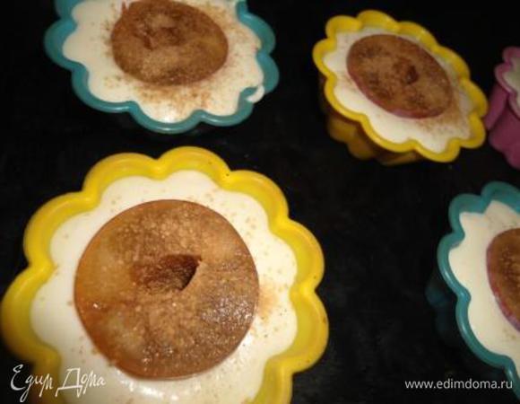 Формочки (если у вас не силиконовые, то воспользуйтесь бумажными вкладышами для кексов) заполнить тестом на 1/3, слегка вдавить половинку сливы. Присыпать смесью сахара с корицей. Выпекать около 20 минут.