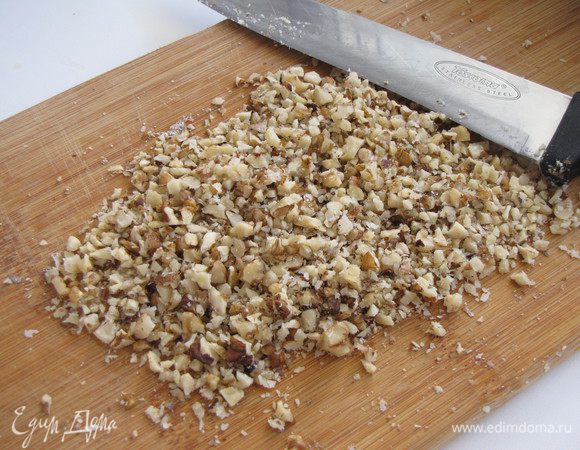 Грецкие орехи мелко порубить.