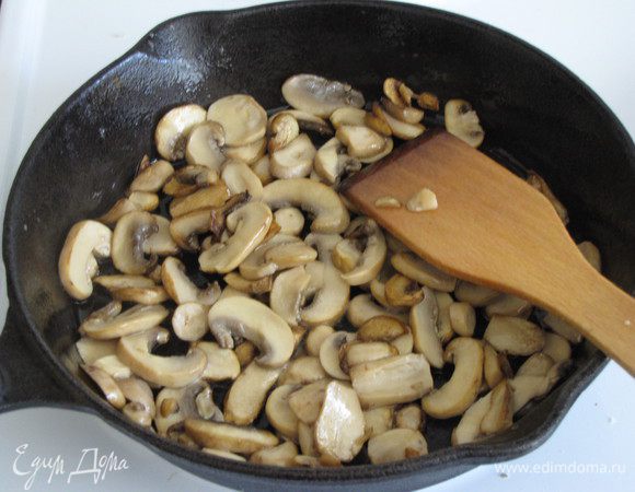Грибы подойдут любые. У меня в этот раз были консервированные шампиньоны. Поджарить грибы на оливковом масле до золотистого цвета.