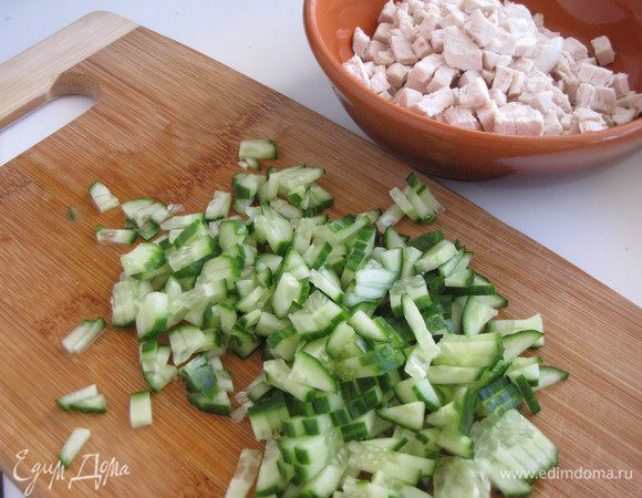 Куриное филе отварить в подсоленной воде. Остудить в бульоне, охладить и нарезать мелким кубиком. Я обычно отвариваю мясо накануне. Огурец нарезать соломкой.