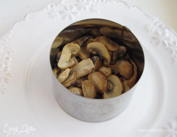 Ингредиенты подготовлены. Выкладываем салат. Можно, через сервировочное кольцо или просто на блюдо. Сначала выложить куриное филе, затем грибы.