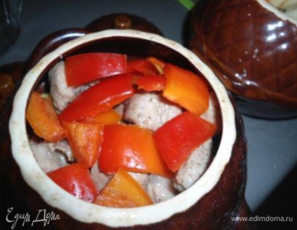 Овощи почистить, порезать крупными кусочками (морковку помельче, лук кубиками) и присолить. У меня были маленькие цукини и баклажан, добавляйте чего-то меньше, чего-то больше на свой вкус!
В горшочек положить немного овощей, лук и дольку чеснока, затем обжаренное мяско и снова овощи.