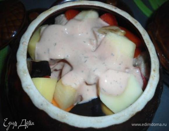 Залить овощи соусом, закрыть крышкой и в духовку на 50 минут.