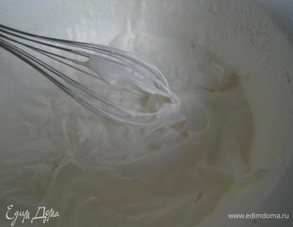 Взбить охлажденные сливки до пиков.