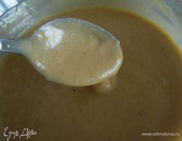 Смешать в отдельной посуде тыквенное пюре (я приготовила тыкву на пару и измельчила) со сгущенным молоком и корицей, взбить миксером.