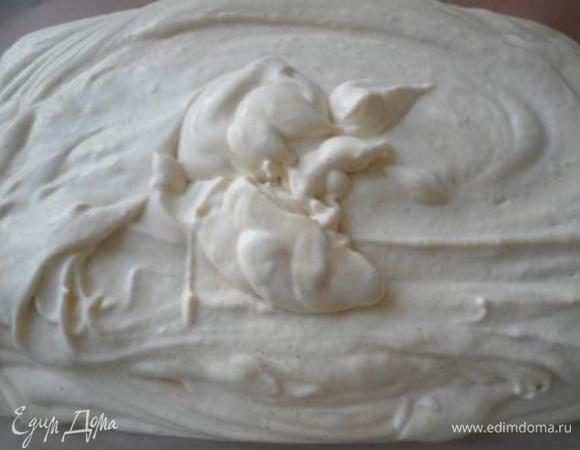 Смешать пюре со сливками,перемешать венчиком аккуратно. Выложить в контейнер и убрать в морозилку на 2 часа.