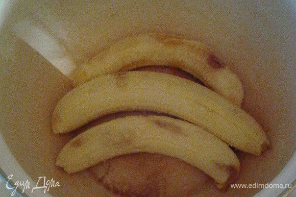 Очищенные бананы кладем в глубокую емкость.