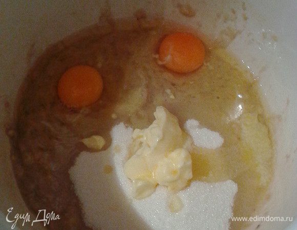 Делаем из них пюре и добавляем размягченное масло, сахар цедру, корицу, яйца. Всё взбить.