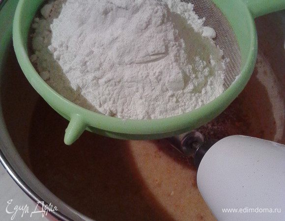 Просеиваем муку с разрыхлителем и снова чуть взбиваем. Вводим теплое молоко и размешиваем до однородности.