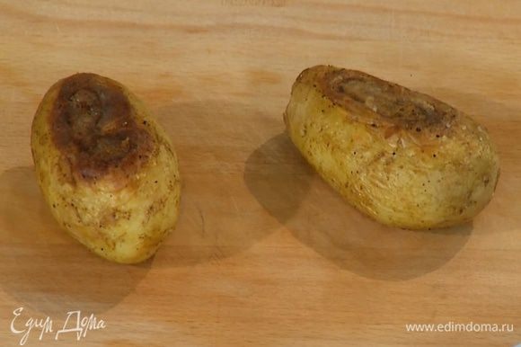 Картофель вымыть и, не очищая, целиком запечь в разогретой духовке.