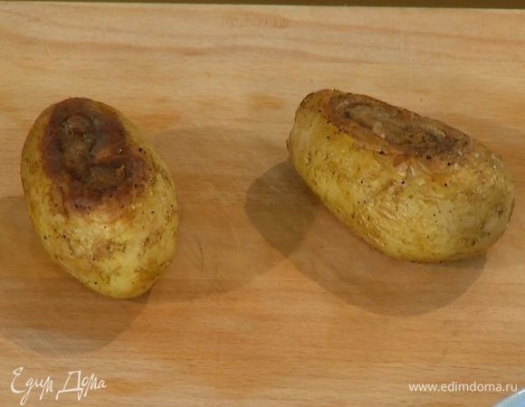 Картофель вымыть и, не очищая, целиком запечь в разогретой духовке.