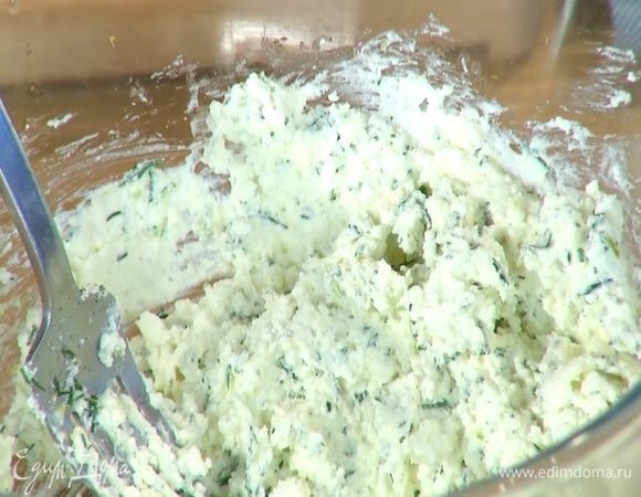 Творог размять вилкой, посолить, поперчить, добавить сливочное масло, укроп, цедру и сок лайма, все перемешать.