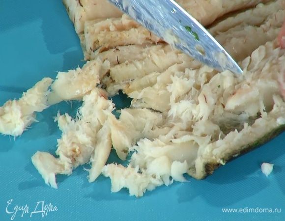 Рыбу разобрать на небольшие кусочки.