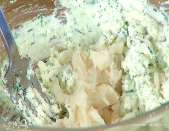 В творожную массу добавить кусочки рыбы и картофельную мякоть, слегка размять все вилкой и перемешать.