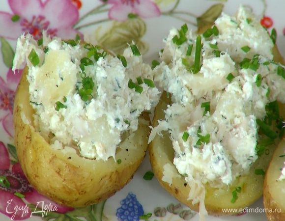 Нафаршировать картофельные лодочки творожной начинкой и посыпать шнитт-луком.