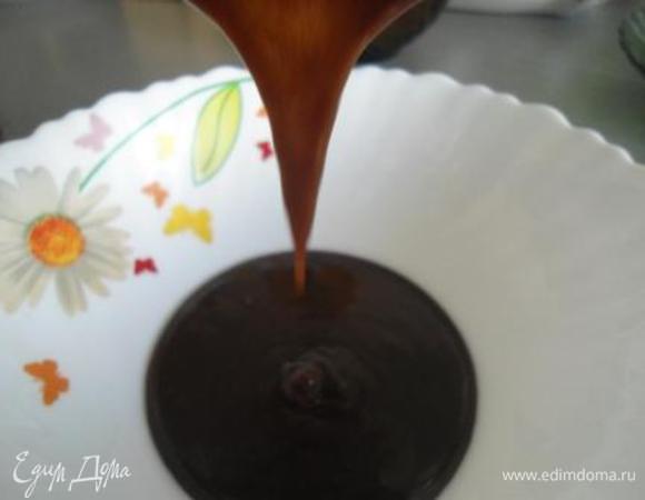 В кастрюльке  смешать  ингредиенты  для шоколадного соуса. Помешивая, проварить 3-5 минут. Остудить.