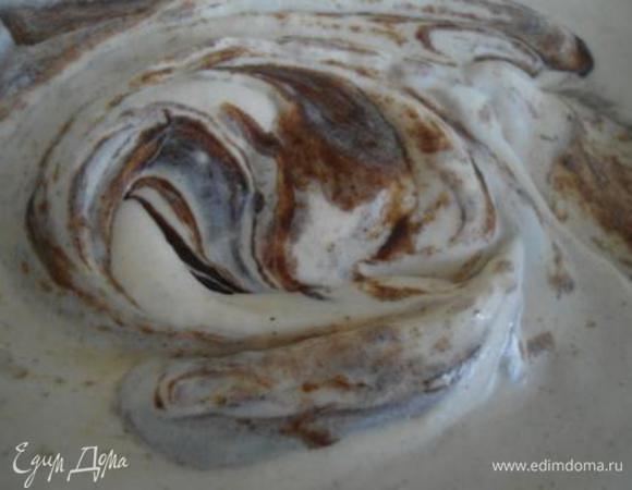 Добавить соус в мороженое и перемешать. Убрать опять в морозилку на 3-4 часа (помешивать через час желательно).