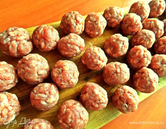Из фарша накрутить мелкие фрикадельки.
