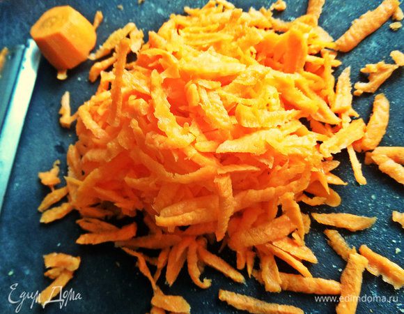 Морковь крупно натереть.