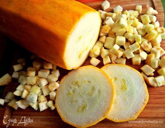 Кабачок нарезать на кубики,примерно 4 ломтика.