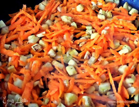 Обжарить слегка кабачок с морковью.