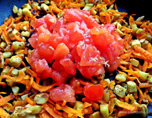 Затем отправить к овощам помидор без кожицы, тоже мелко нарезанный.