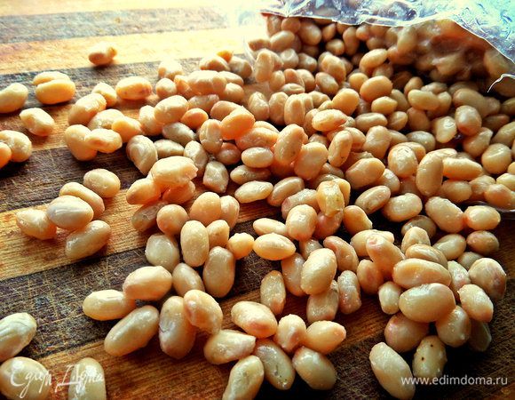 И фасоль. Приправим... Варим несколько минут, выключаем и настаиваем под крышкой минут 5.