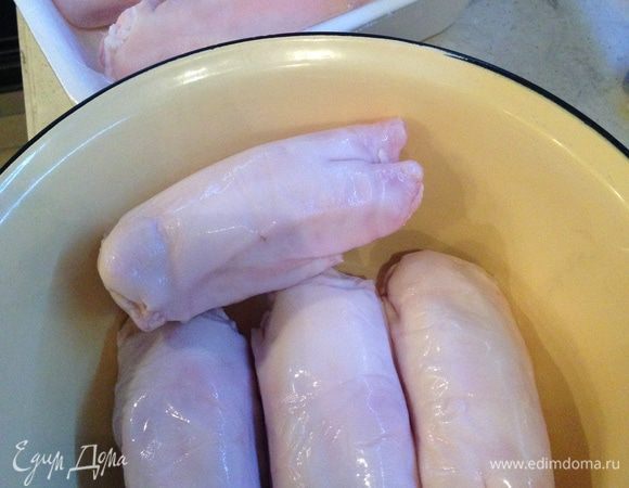 Ножки почистить и промыть. Важно, чтобы на ножках не осталось ни одного волоска!