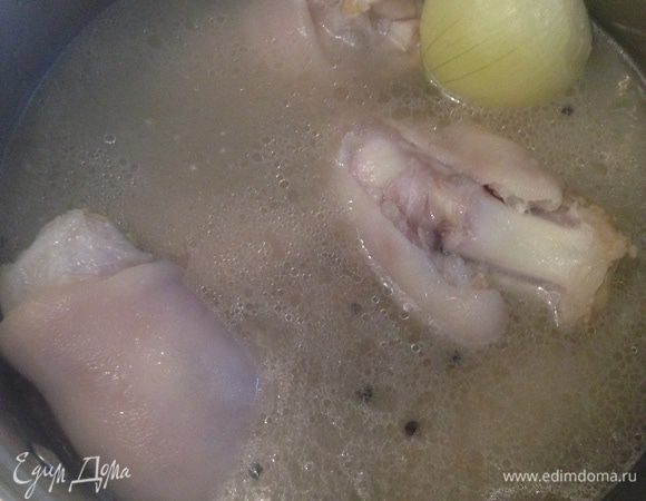 Затем сварить ножки до готовности (около 1,5-2 часов).