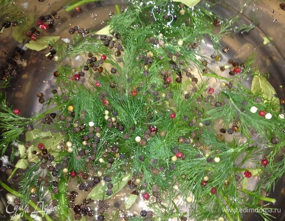 Готовим маринад. Разводим в воде соль, сминаем половину чесночных зубчиков  боковой частью ножа, а остальные зубчики измельчаем чеснодавкой, листы лаврушки тоже ломаем на 2-3 части, добавляем остальные ингредиенты и всё хорошо перемешиваем. 