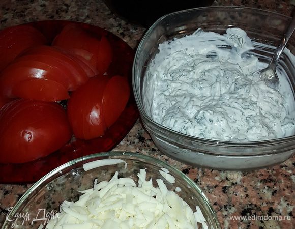 Тем временем режем лук-порей колечками, помидоры полукружочками.
Натираем на крупной терке сыр. В сыр маскарпоне (лабне или густую сметану) добавляем майонез, мелко-нарубленный укроп, выдавливаем чеснок, солим и перемешиваем до однородности.